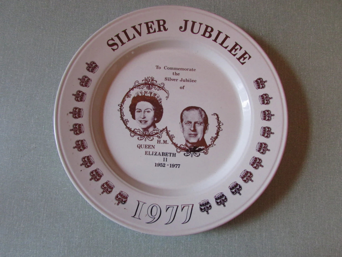 Pair of 1977 special edition commemorative Silver Jubilee plates, Queen Elizabeth II