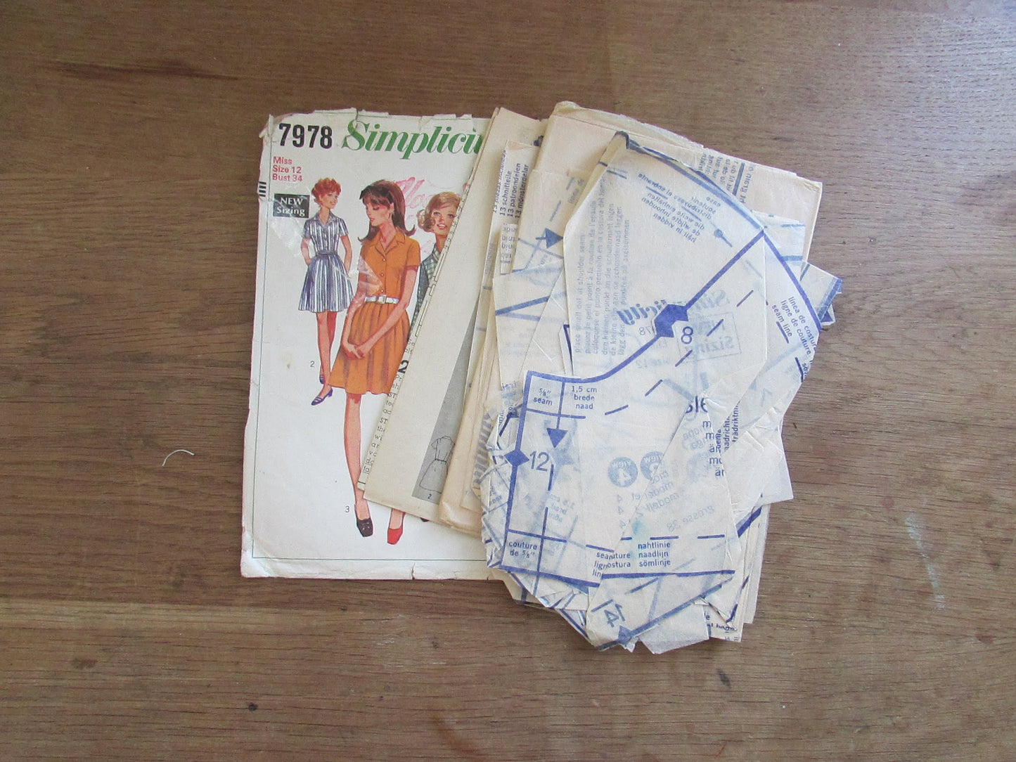 Part cut 1968 Simplicity 7978 sewing pattern for junior/teens' & misses' dress, size 12 (see description below)