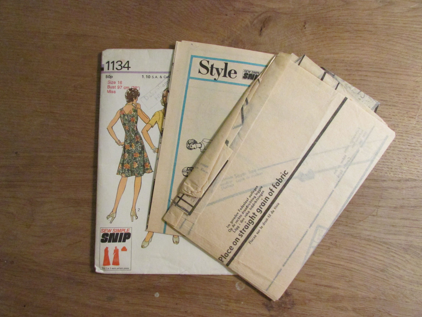 Part cut 1975 Style 1134 sewing pattern for misses' dress, size 16 (complete)