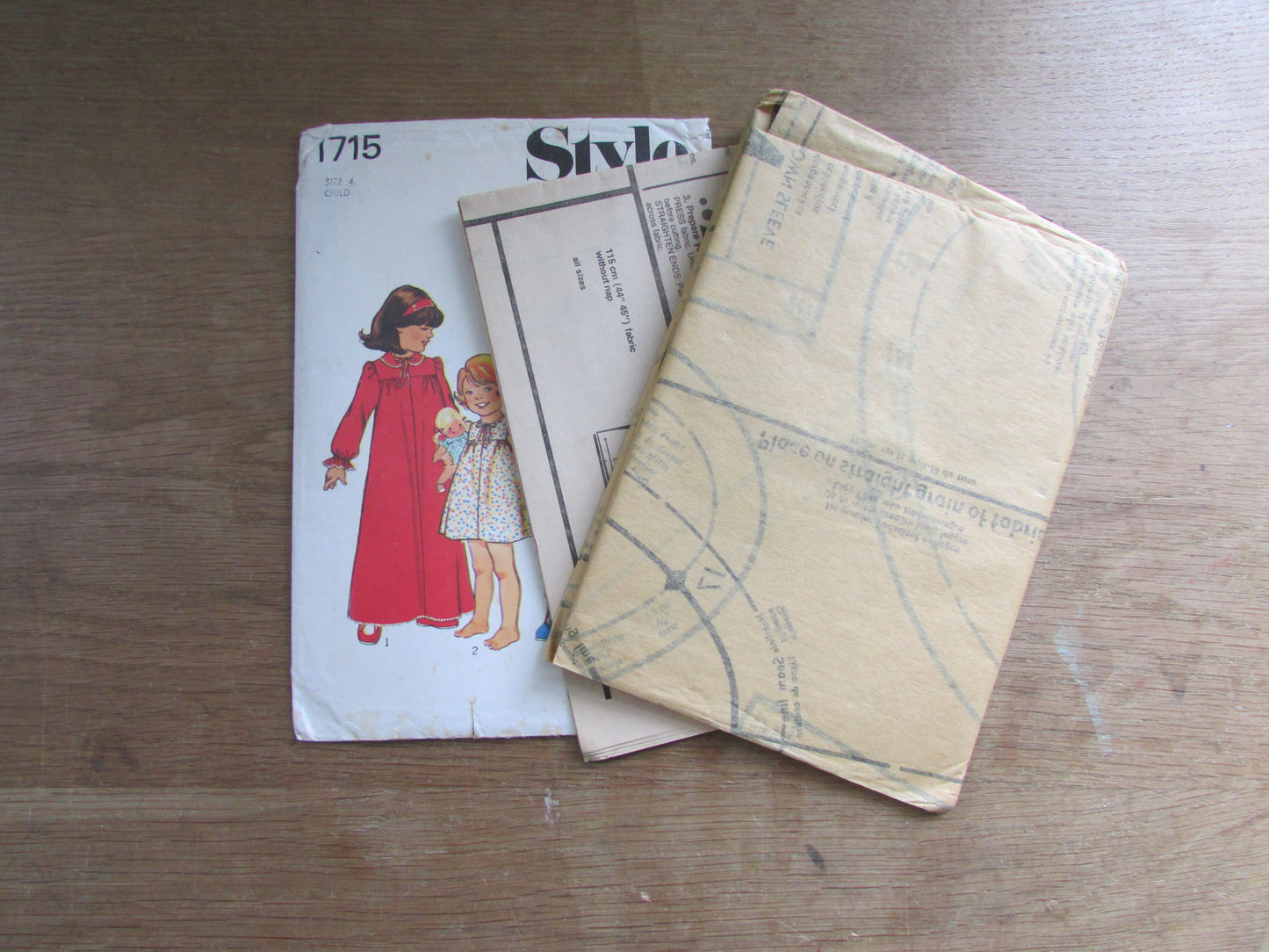 Uncut 1976 Style 1715 sewing pattern for child's nightdress & dressing gown, child size 4 (complete)