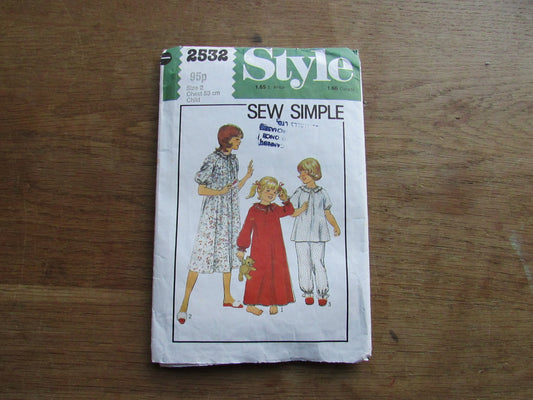 Part cut 1978 Style 2532 sewing pattern for child's & girls' nightdress and pajamas, size 2 (complete)