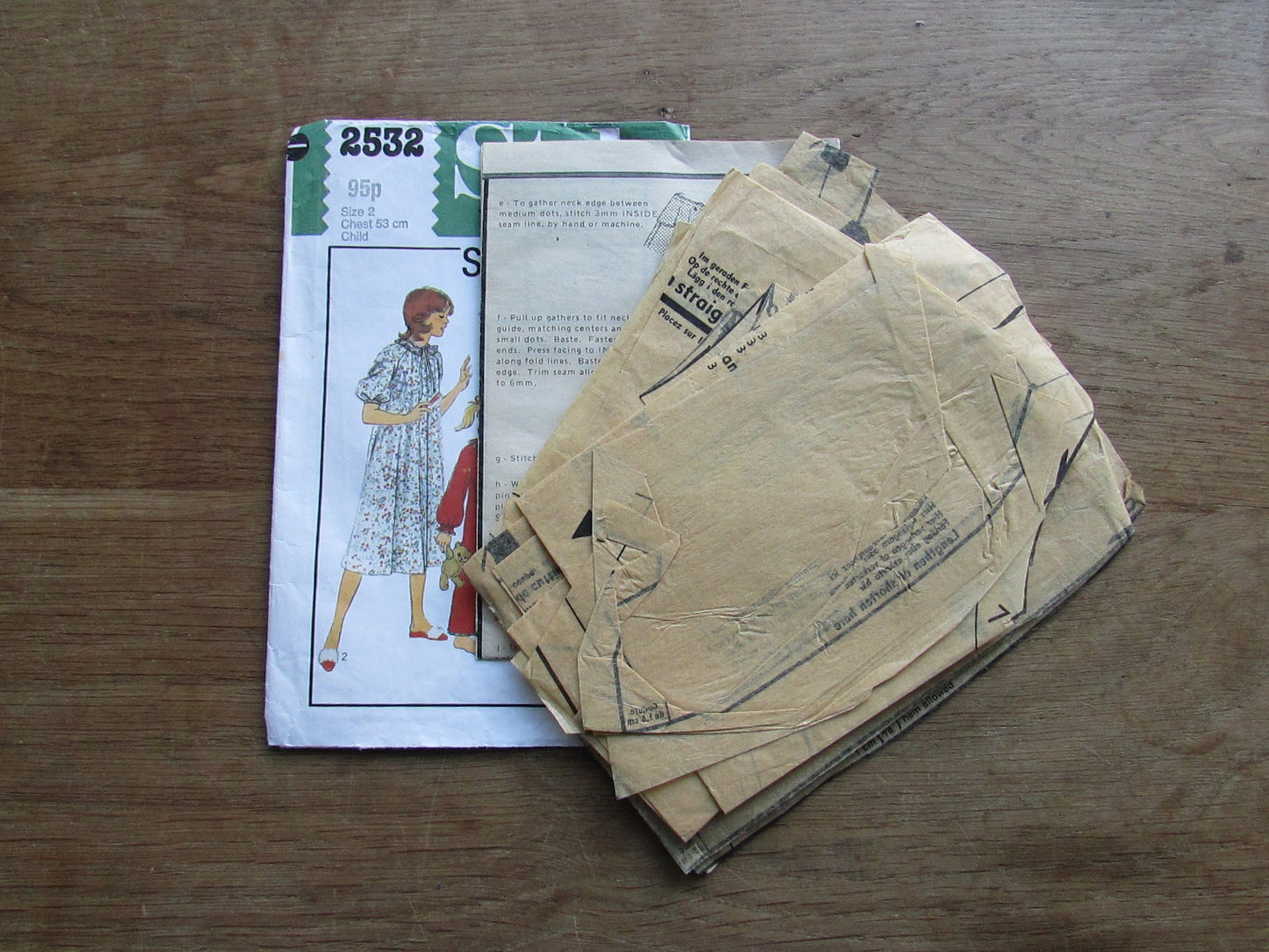 Part cut 1978 Style 2532 sewing pattern for child's & girls' nightdress and pajamas, size 2 (complete)