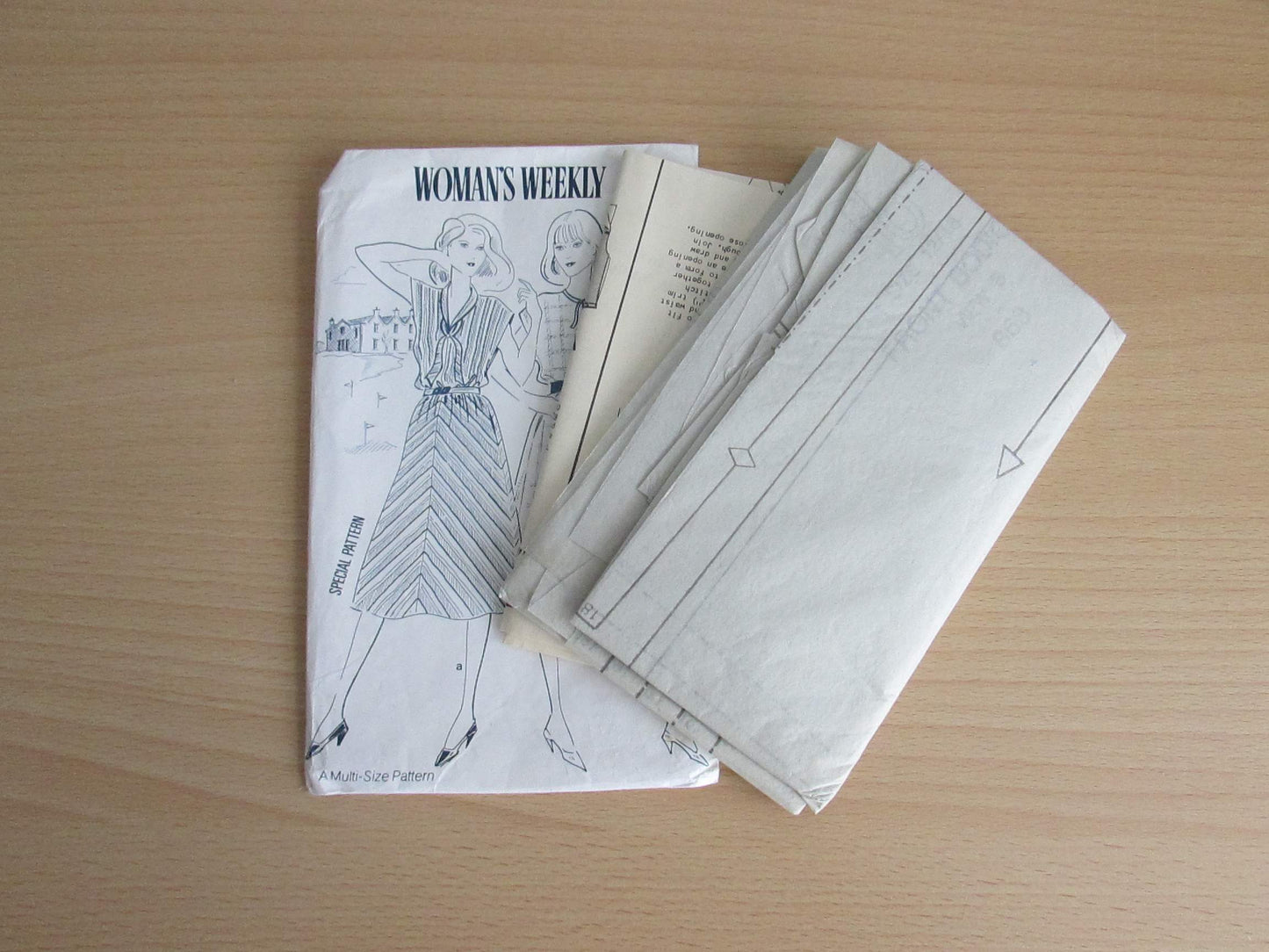 Uncut 1970s Woman's Weekly B863 sewing pattern for misses' day dress, size 12 (complete)